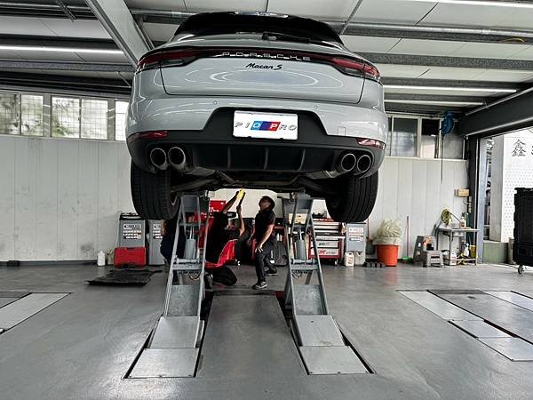 二、車況檢查： 夢工場提供最嚴謹的車況檢查服務，在進行保養前，我們會先仔細檢查你的愛車，確保一切正常。尤其漏油漏水和來令片是必須注意的 ~如果同時發現雨刷水或水箱水不足，我們的師傅會幫你加到原廠規範的容量。這台 Macan S 狀況不錯，經過檢查後沒有發現任何問題！