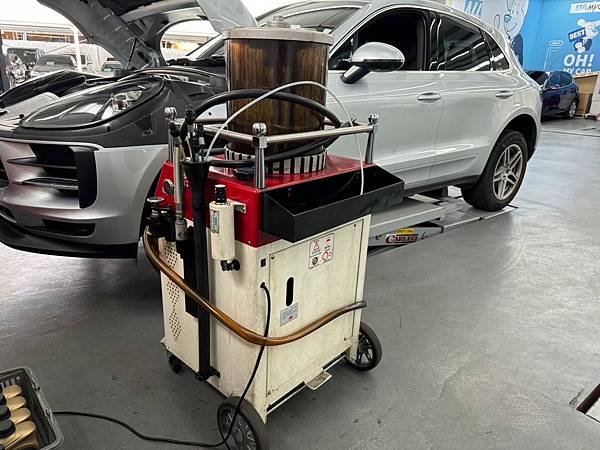 三、保養流程： Macan S 的其實用卸油或抽油的方式來進行機油更換都是可行的，但要注意一下卸油的話底下的洩油螺絲需要有特工 ，如果隨便找一間民間保養廠保養 Macan ，他們不見得有辦法拆 。如果沒有特工那就會建議用抽油機 ，這樣會比較安全 。本次因為特工剛好在弄別台車 ，所以就用抽油機比較快處理好 ~