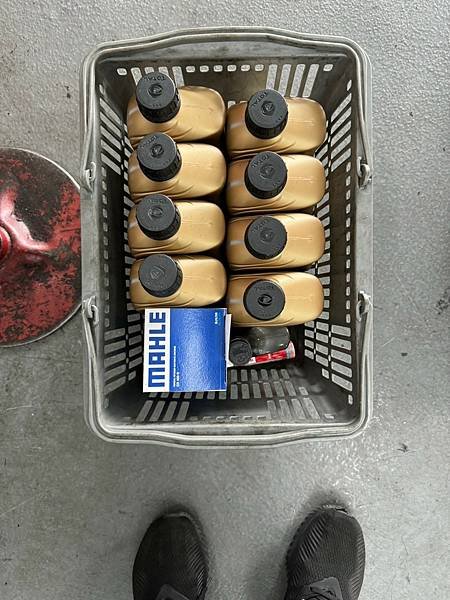 這次保養，我們使用符合 Porsche 認證的 Total 機油 MC3-5W30，原廠建議的機油量是八公升。保養套餐包含機油、機油濾心、Total 燃油清淨劑、Wurth 雨刷精。將機油按照公升數添加完畢後，我們就完成了 Macan S 的保養。