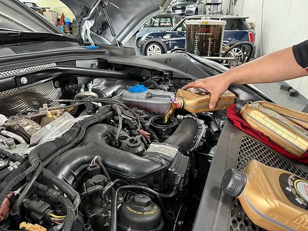 這次保養，我們使用符合 Porsche 認證的 Total 機油 MC3-5W30，原廠建議的機油量是八公升。保養套餐包含機油、機油濾心、Total 燃油清淨劑、Wurth 雨刷精。將機油按照公升數添加完畢後，我們就完成了 Macan S 的保養。