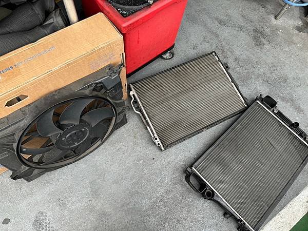 賓士 2009 S350 水箱和水管維修