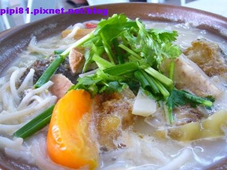 Fish head soup with thick rice noodle