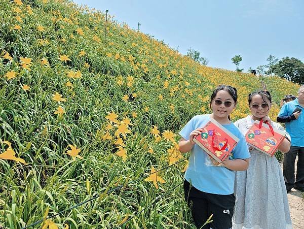 彰化虎山巌金針花賞花順買！廟旁美食區超夯伴手禮  米香伯蛋黃