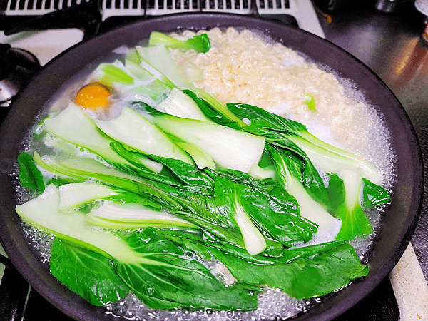 雙魚姊姊的私房料理！三養火辣雞麵起司升級版，加了它更美味！