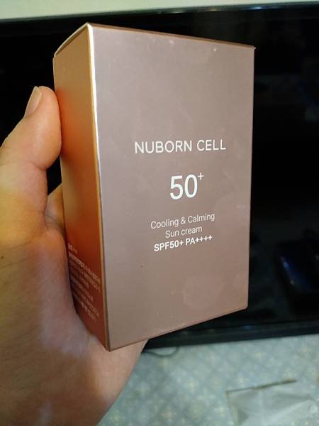 輕盈清爽不黏膩防護_無懼紫外線全天防護_【Nuborn Cell 全日白防曬乳】試用心得推薦_外盒包裝.jpg