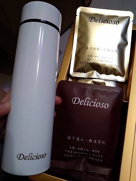 隨身攜帶暖暖的保溫杯咖啡沖泡好方便！【德里斯 Delicioso：龍宴禮盒】試喝推薦_拿出保溫杯.jpg