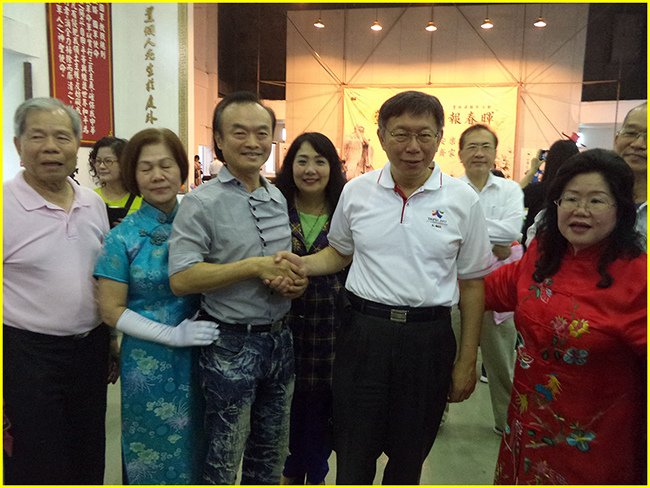 張理事長(右1)向柯市長介紹胖哥時-柯市長粉自然的和胖哥握手~.jpg