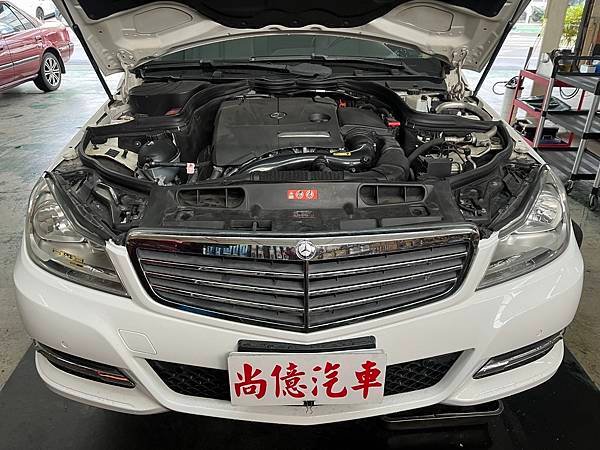 BENZ W204 C180 儀表板出現添加前檔清洗液 提醒