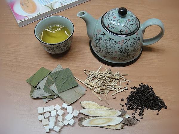 夏季在家DIY荷葉決明消脂茶，有助消除全身脂肪。(御美醫提供)