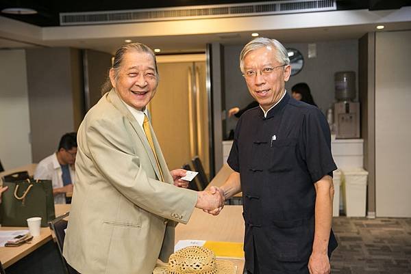 「東方畫會」抽象大師陳道明(左)與文化部藝術發展司梁永斐司長於2105年台北藝術博覽會記者會上合影 (中國民國畫廊協會 提供)