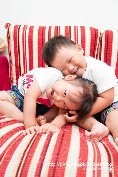 卡位ing(快樂小三裝 We&apos;re a Happy Family).jpg