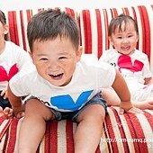 搶鏡頭四連拍之三(快樂小三裝 We&apos;re a Happy Family).jpg