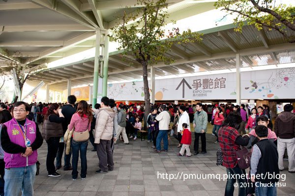 圓山站入口一進來就看到滿出來的人潮塞在爭豔館(2010台北花博 Taipei Expo).jpg