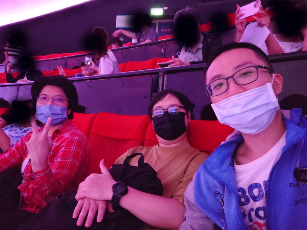 【生活】因為建安沒去過所以我和它扣帶他去科博館看立體劇場與太