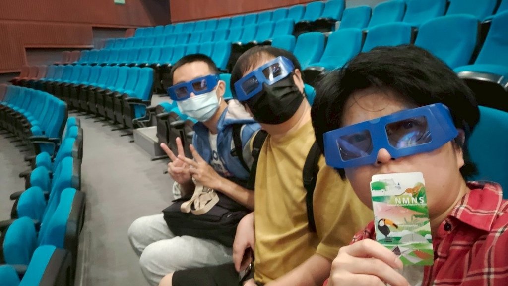 【生活】因為建安沒去過所以我和它扣帶他去科博館看立體劇場與太