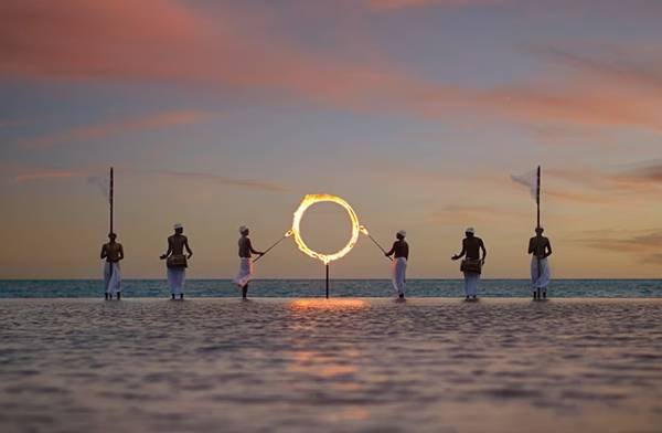 Ritz Calton Maldives EAU BAR日落儀式.jpg