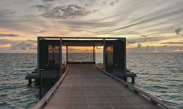 Ritz Calton Maldives 碼頭日落.jpg