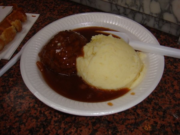 馬鈴薯泥加肉丸子