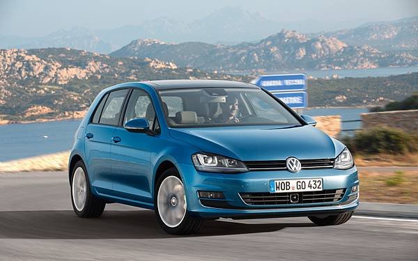 2015-Volkswagen-Golf-TDI-front-three-quarter-turn3.jpg