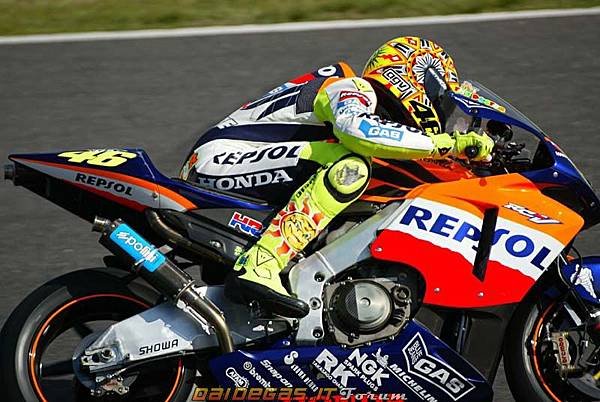 2002-valentino-rossi-honda-RC211V-motogp-4.jpg