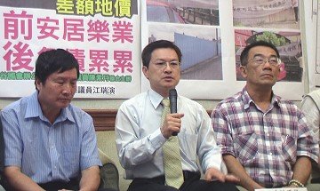 立委魏明谷質疑內政部地政司與彰化縣政府一意孤行。(歸鴻亭攝影)