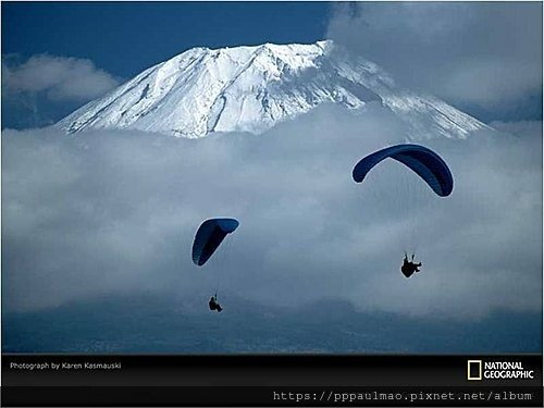 日本富士山雲層的滑翔傘.jpg