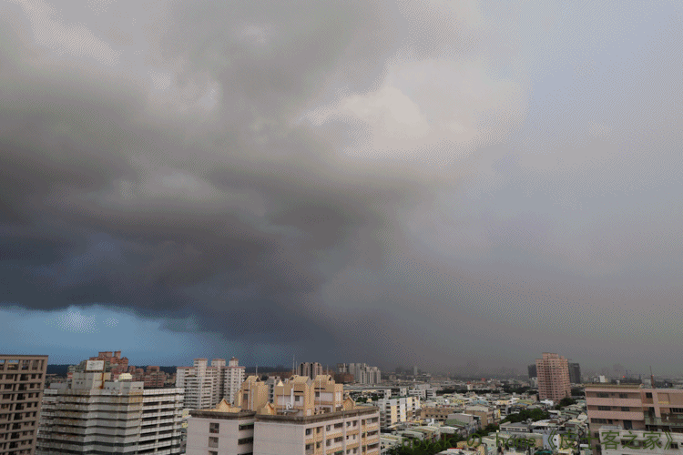 暴雨來襲(5).gif
