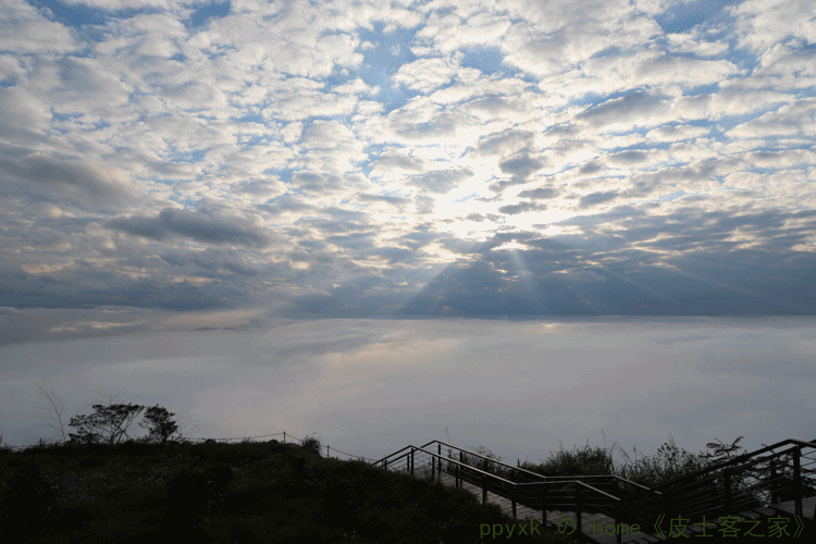 隙頂雲海(2).gif