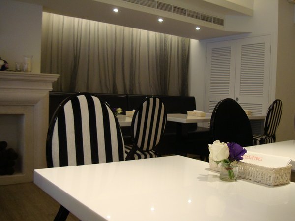 Dazzling Cafe