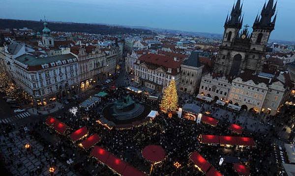 111115082527-christmas-markets-prague-story-top