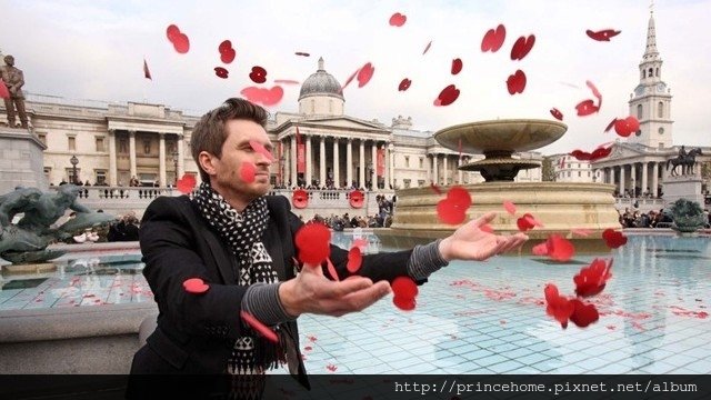 remembrance-in-london_silence-in-the-square-in-trafalgar-square_68357655f015225be29dc49899216c78.jpg