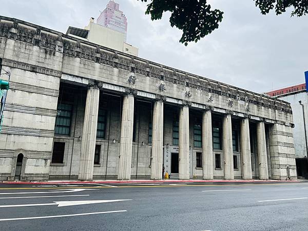 台灣博物館本館。古生物館：天氣炎熱、雨天可以去的室內景點，適