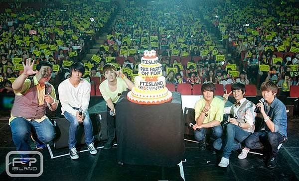 120602FTISLAND 5th anniversary PRI party2 