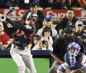 2009 WBC Ichiro 2-run single.jpg