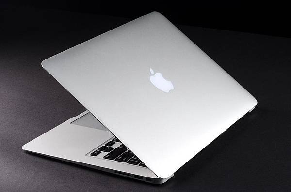 MacBook-Air-2013-review-lid-open-angle