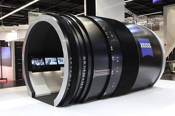 Zeiss-big-lens