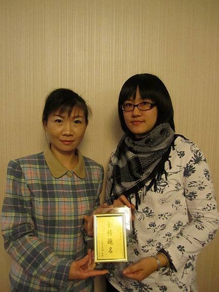 100專技高考律師正562-張巧旻(頒獎照)(中儒).jpg