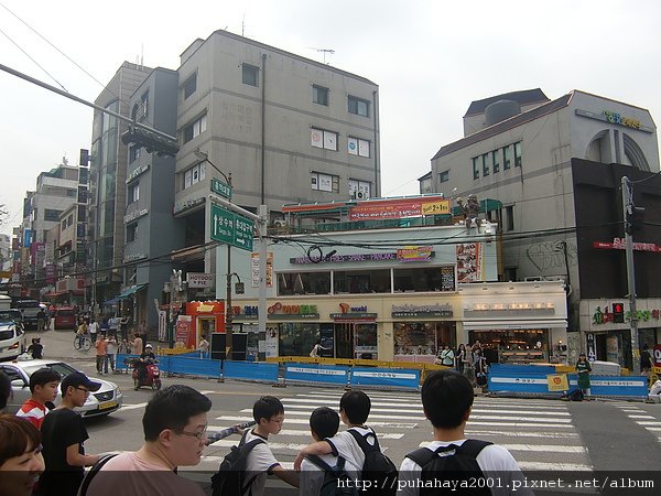 馬路對面是弘益大學附近藝術街入口處~