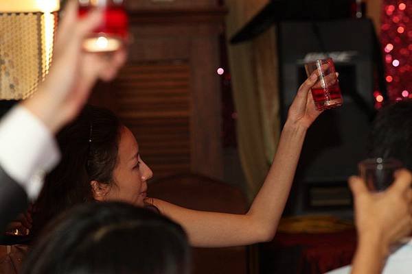 8隋棠舉杯.JPG