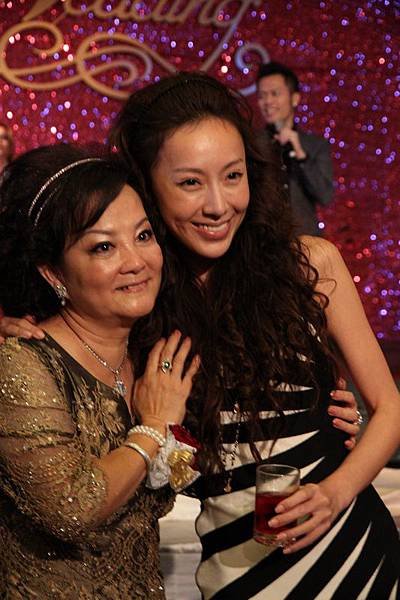 14女神和親戚拍照.JPG