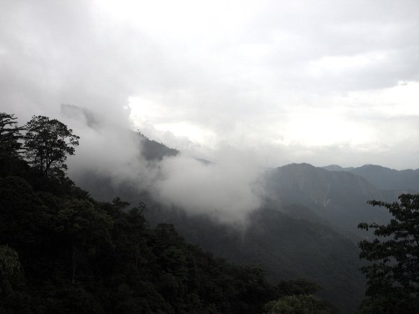 現在的雲就超厚的...還下了點雨(HDR)