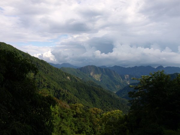 又是白雲密佈