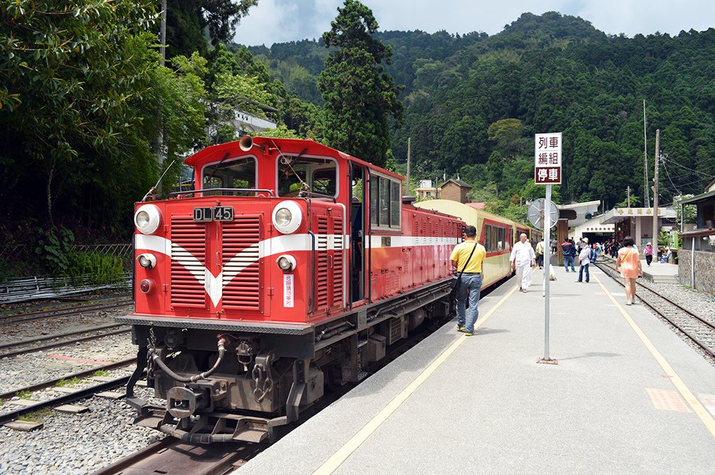 03奮起湖阿里山火車.jpg - 阿里山奮起湖老街