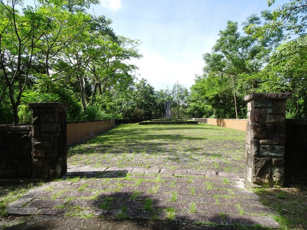 照片1：甲仙公園平臺上的甲仙埔抗日志士紀念碑（2019，曾麗雲攝影）.jpg