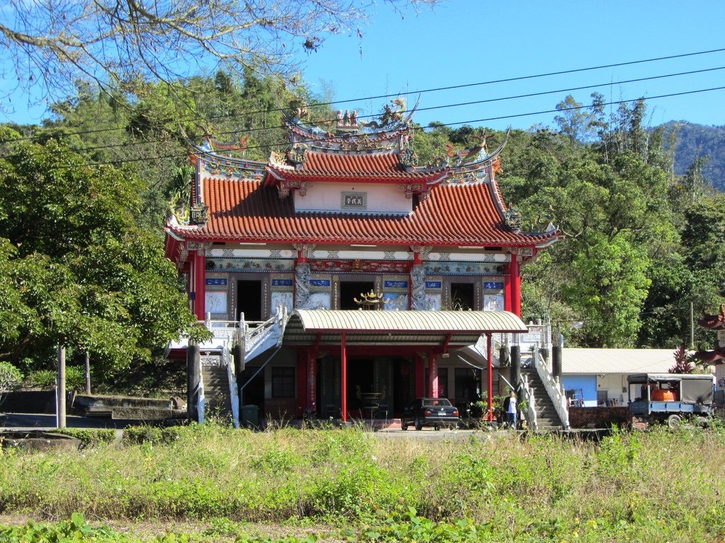 照片1：民國一百年，位於油礦溪與崩坪坑高岡上的甲仙褒忠義民亭（2011，游永福）.JPG