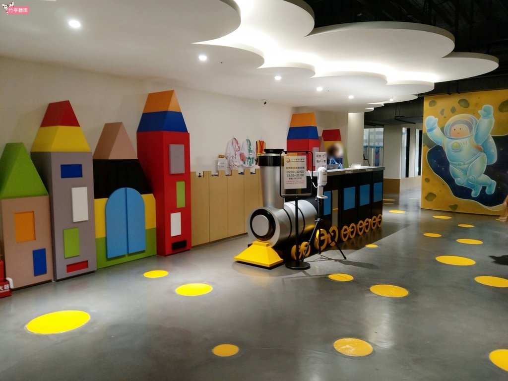【台中親子飯店】鳳凰酒店主題家庭房，小孩最愛的車車床、星際樂
