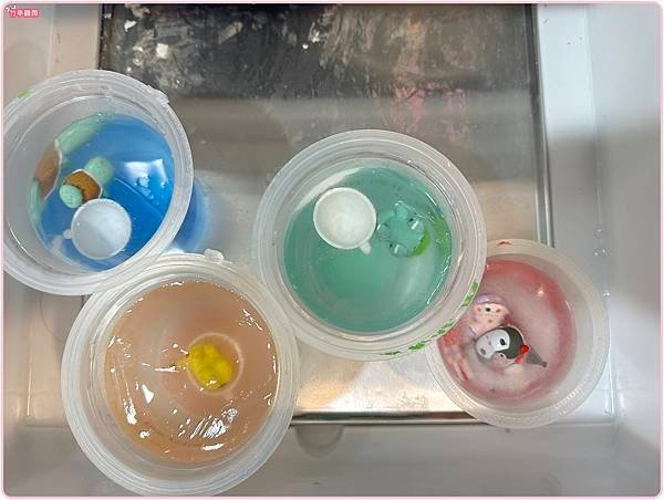【育兒教養】DIY自製免費洗澡玩具 - 泡澡球彩虹冰塊，裡面