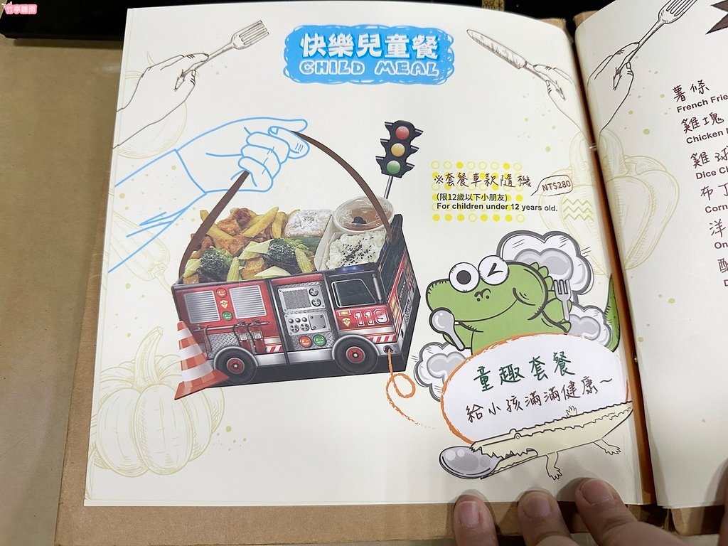 【台中親子景點】超酷的免費拍照景點 - 紙箱王博館店，紙做的