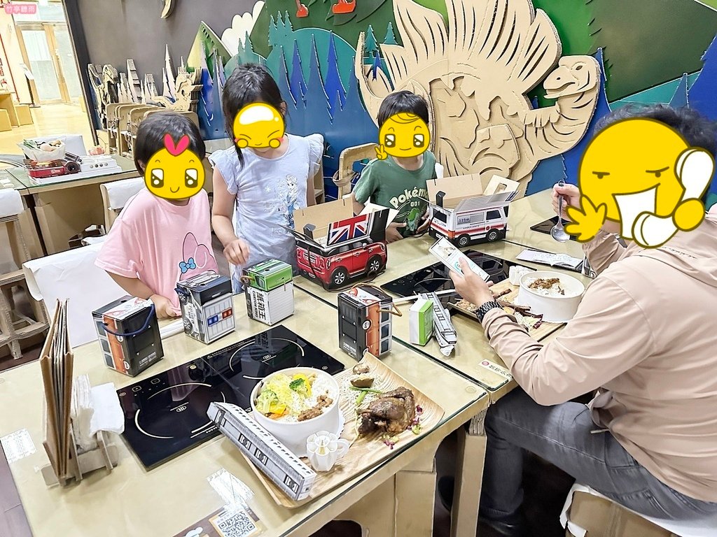 【台中親子景點】超酷的免費拍照景點 - 紙箱王博館店，紙做的