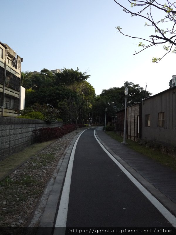 2愛河邊的路線已經騎膩了，最近改騎舊鐵道改建的腳踏車路線，全長3000公尺(看起來很勵害).jpg